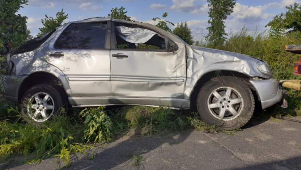 Mercedes zatrzymał się na dachu [FOTO] korso24.pl