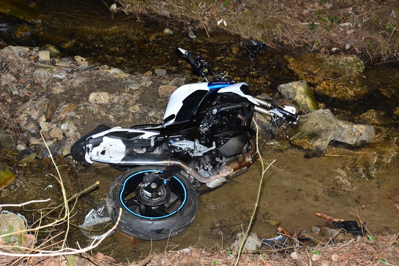 TRAGEDIA na drodze! Motocyklista uderzył w betonowy przepust! [ZDJĘCIA, MAPA] - Zdjęcie główne