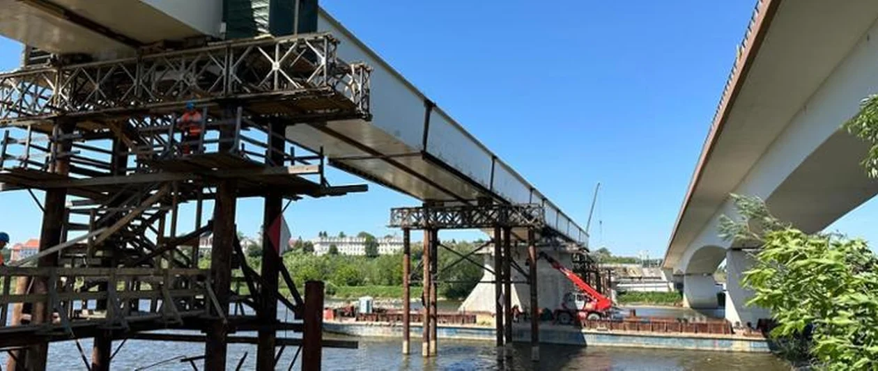 Gigantyczny element mostu na Wiśle w Sandomierzu już został zamontowany - Zdjęcie główne