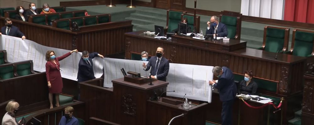 Minister z 30-metrową rolką! Rafał Weber prezentuje sukcesy PiS w budowie dróg! [VIDEO] - Zdjęcie główne