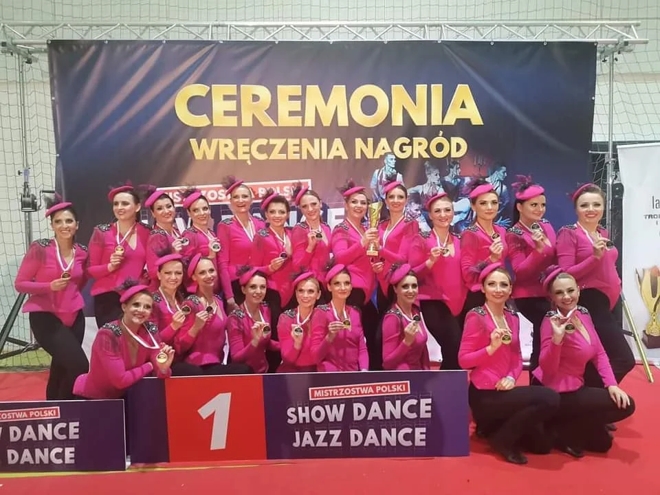 "Matki Wariatki" z Rzeszowa z kolejnym sukcesem! Panie zdobyły złoto w Mistrzostwach Polski w show dance [ZDJĘCIA] - Zdjęcie główne