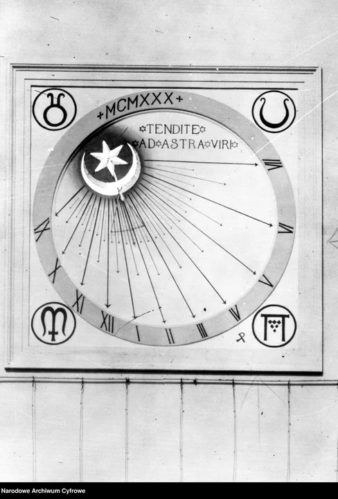 Zegar słoneczny na pałacu Tarnowskich - 1933 rok.