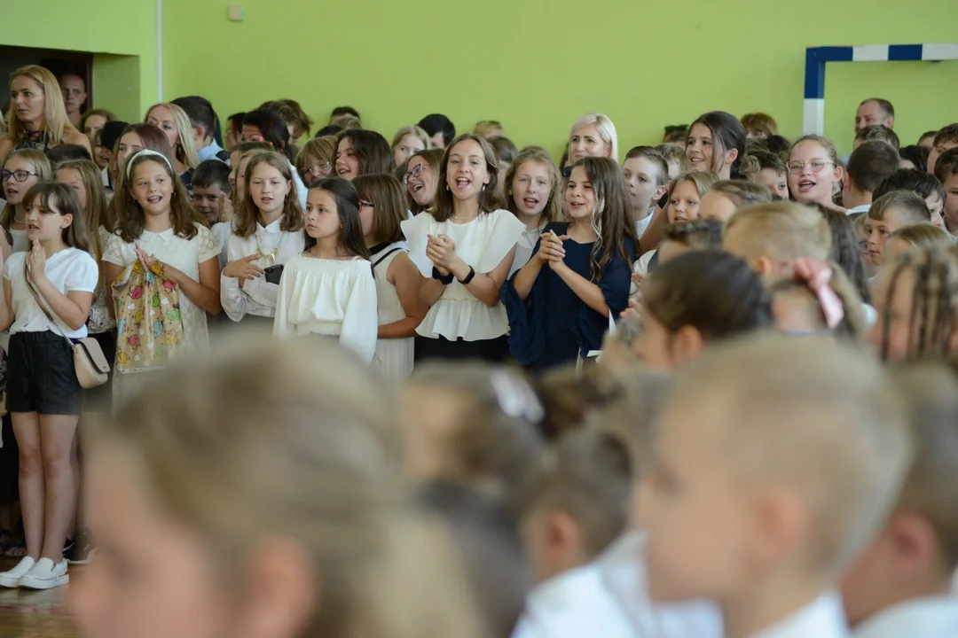 Uroczyste zakończenie roku szkolnego w Szkole Podstawowej numer 9 w Tarnobrzegu. Głośne "Wakacje!" uczniów wybiegających z apelu [ZDJĘCIA] - Zdjęcie główne