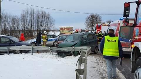 Zderzenie trzech aut na trasie Tarnobrzeg-Mielec. Są ranni [FOTO] - Zdjęcie główne