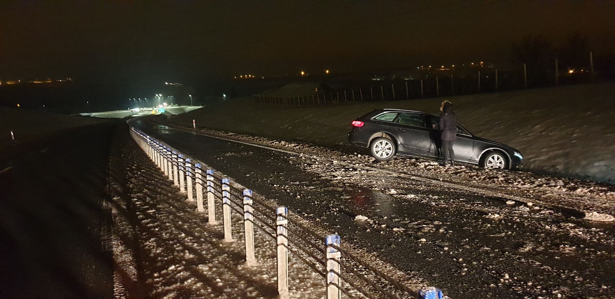 Lód na obwodnicy Sanok. Piaskarka blokowała jeden pas [VIDEO] - Zdjęcie główne