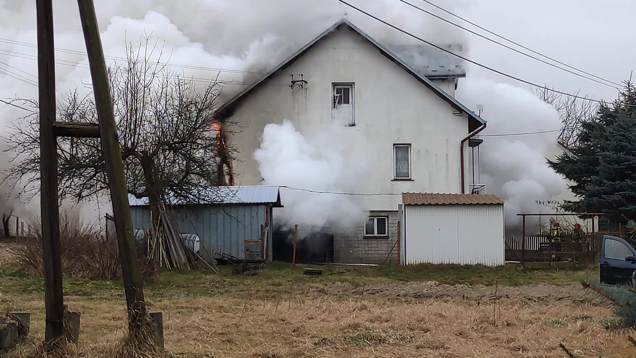 Pożar domu pod Dębicą. Jedna osoba poszkodowana [ZDJĘCIA, WIDEO, AKTUALIZACJA] - Zdjęcie główne