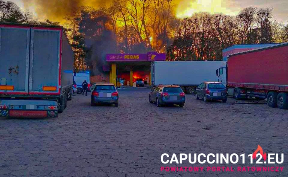 Ogień na stacji paliw w Tarnowie! Pijany kierowca wjechał w dystrybutory [ZDJĘCIA, WIDEO] - Zdjęcie główne