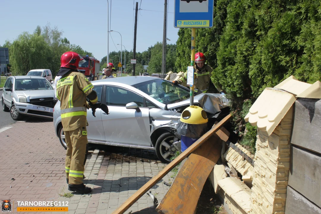 Samochód wbił w ogrodzenie! Zderzenie dwóch pojazdów w Tarnobrzegu. Sprawca jechał "na podwójnym gazie" [ZDJĘCIA] - Zdjęcie główne