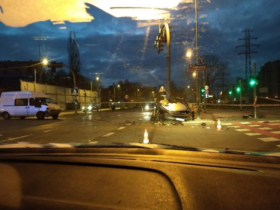 Ściął słup. 2 wypadki, 6 osób rannych - Zdjęcie główne