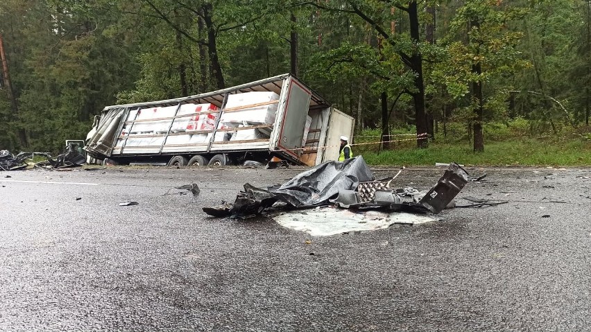 TRAGEDIA NA DRODZE! Nie żyją cztery osoby! [ZDJĘCIA] - Zdjęcie główne