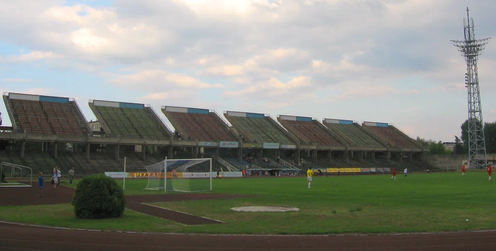 Stadion w Mielcu dawniej. Na tym obiekcie Stal zdobywała mistrzostwo Polski, grała z wielkim Realem Madryt, a na trybunach było 40 tysięcy osób [ZDJĘCIA, WIDEO] - Zdjęcie główne