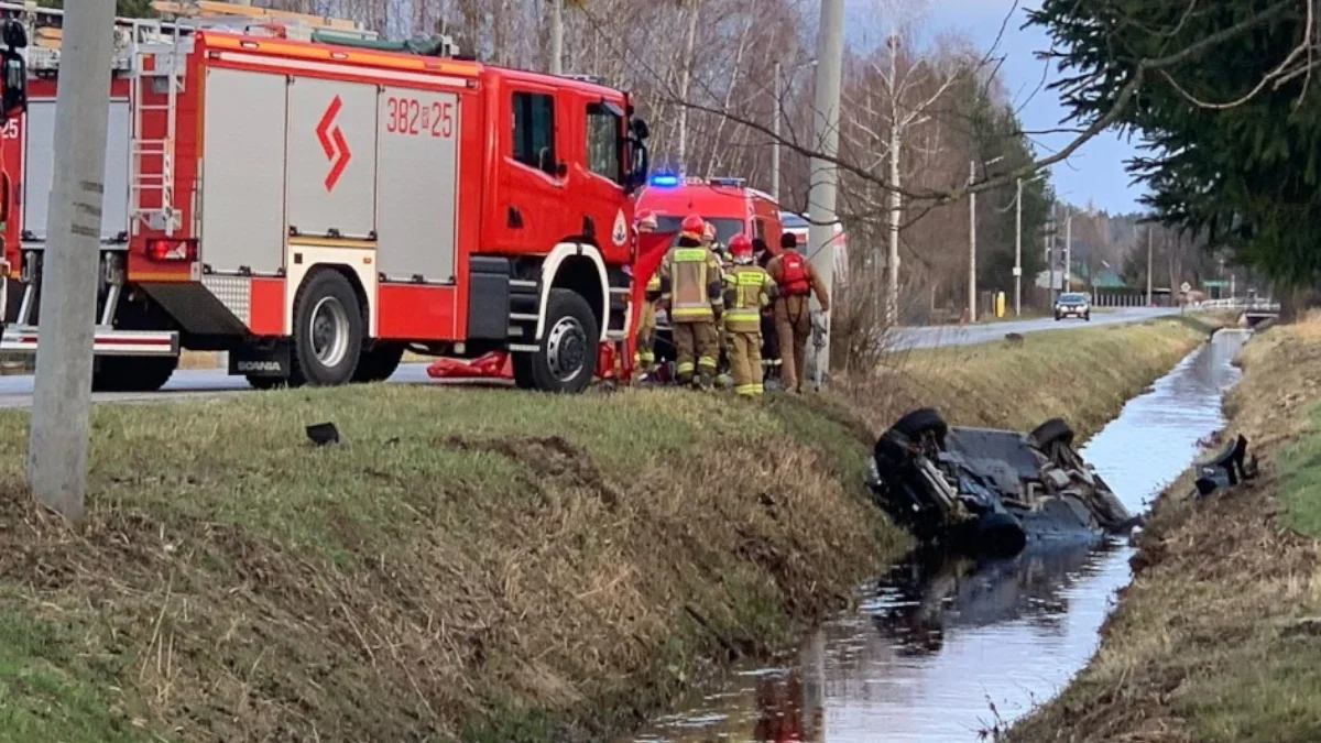 Śmiertelne dachowanie pojazdu w przydrożnym rowie w gminie Nowa Dęba [ZDJĘCIA] - Zdjęcie główne