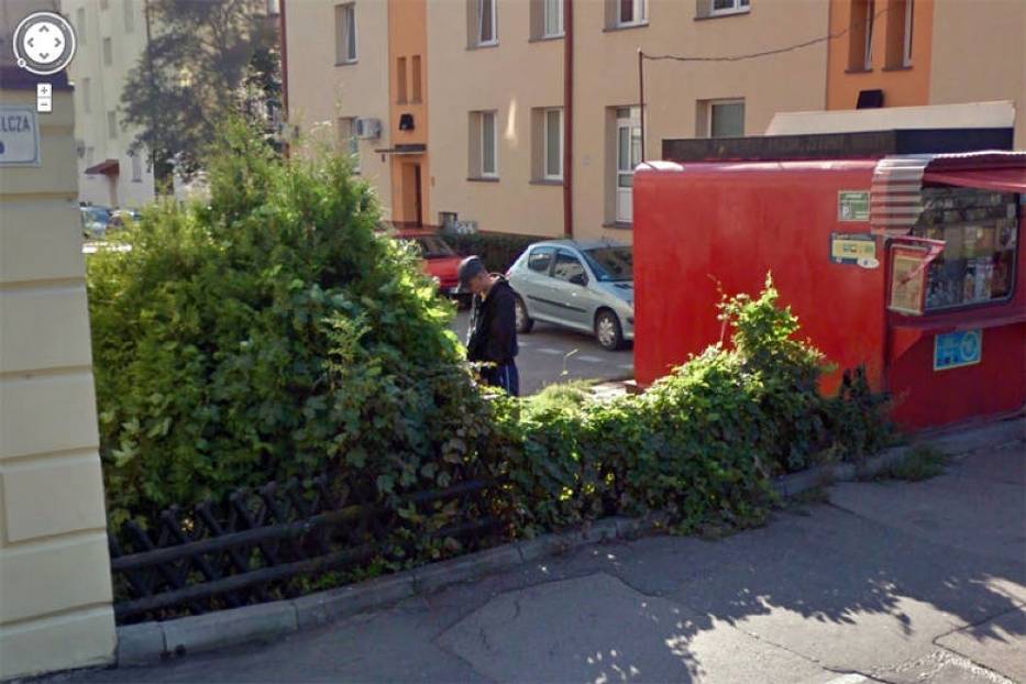 Czujne oko kamery Google Street View  "przyłapało" wiele osób w dziwnych sytuacjach! Także na Podkarpaciu [ZDJĘCIA] - Zdjęcie główne