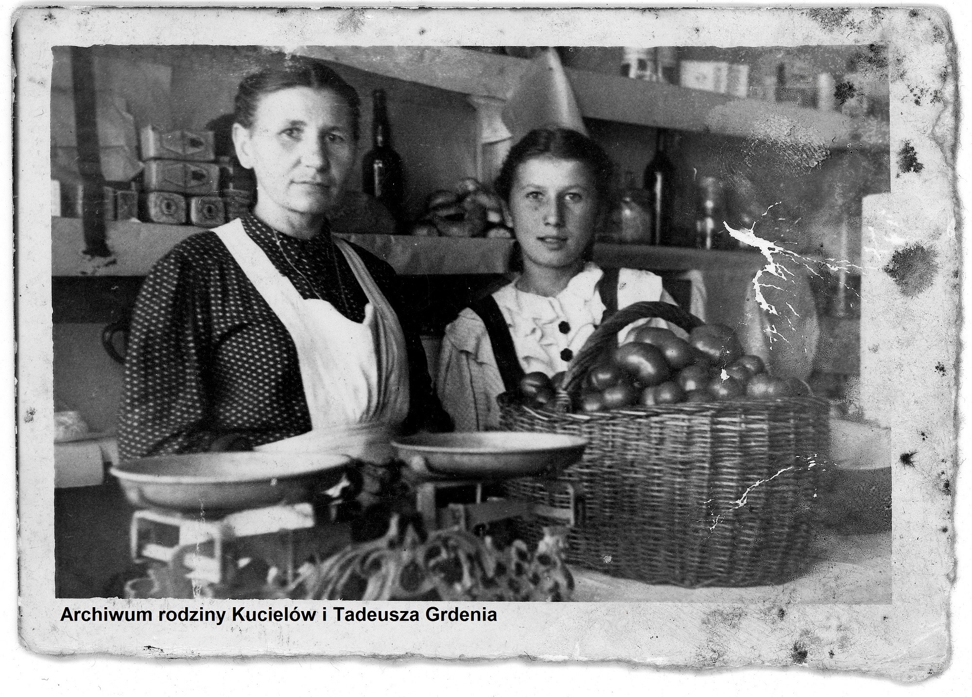 Wnętrze jednego ze sklepów w Tarnobrzegu - 1946 rok - 