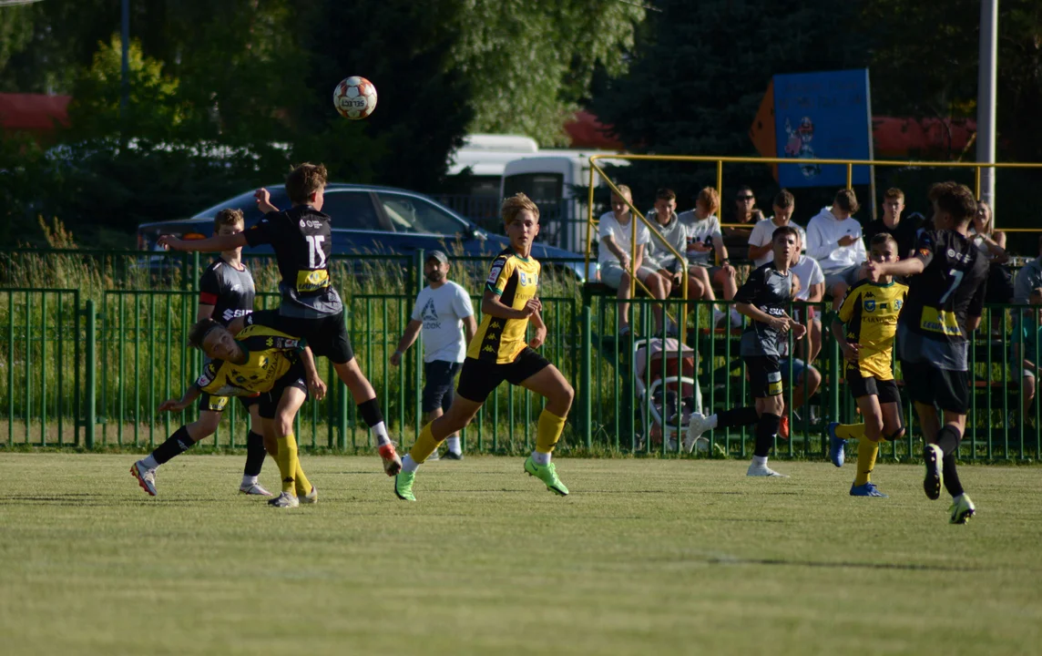 Pierwszy mecz finału baraży o awans do Centralnej Ligi Juniorów U-15 dla Siarki Tarnobrzeg. Gol w ostatniej akcji zapewnił wygraną z Koroną Kielce [ZDJĘCIA, KIBICE] - Zdjęcie główne