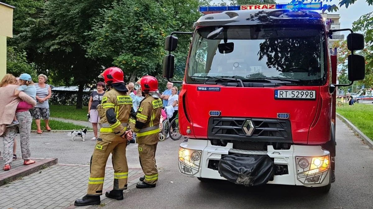 Pożar w bloku na ulicy Kopernika w Tarnobrzegu [ZDJĘCIA] - Zdjęcie główne