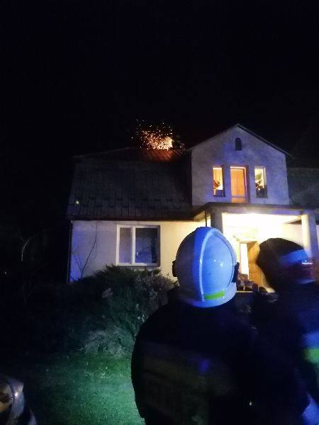Z komina strzelił żywy ogień. Pożar domu w Łuczycy - Zdjęcie główne