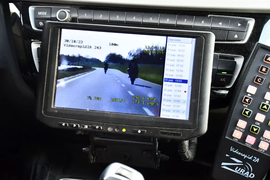 "Kaskaderzy" na Wisłostradzie. Młodzi motocykliści pędzili 155 km/h jadąc na jednym kole - Zdjęcie główne