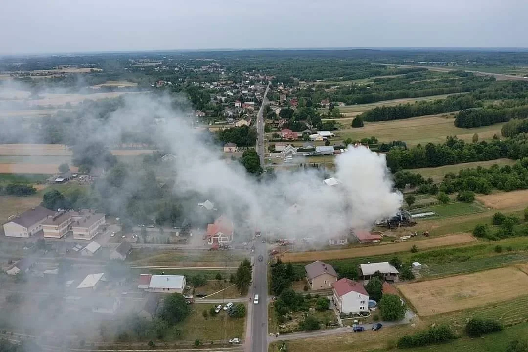 Potężny pożar w regionie. Kilka budynków gospodarczych w ogniu 