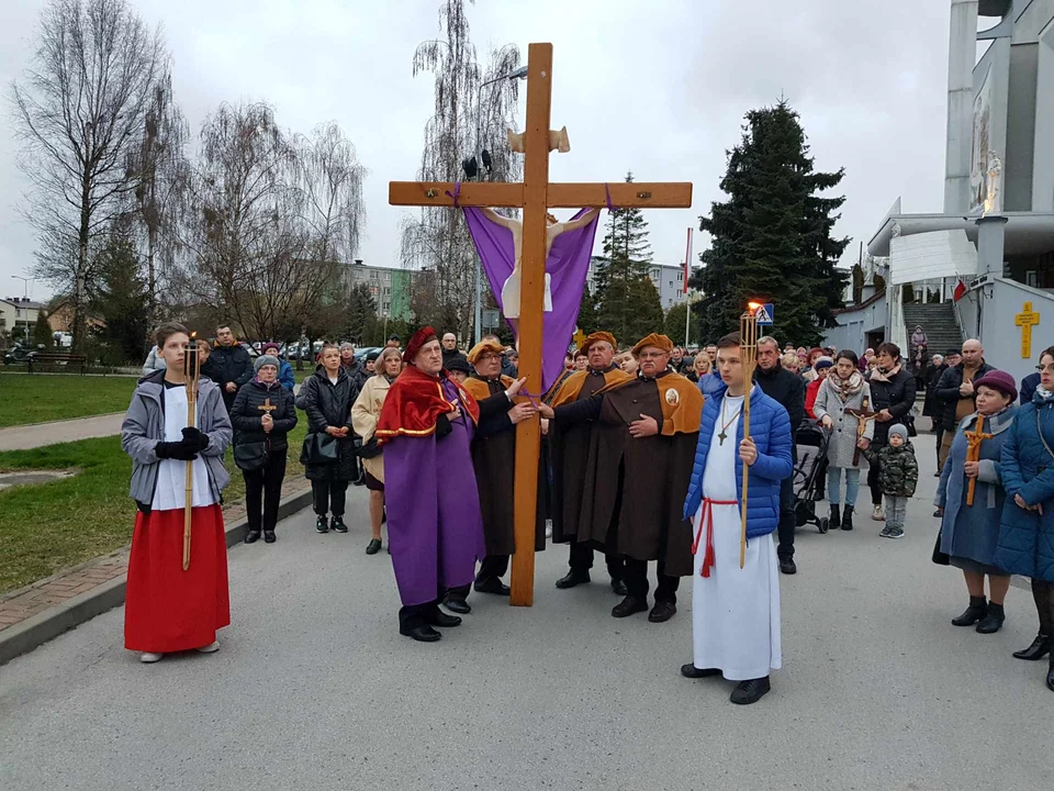 Drogi krzyżowe na ulicach Tarnobrzega, Stalowej Woli oraz Sandomierza. Sprawdź, gdzie się dokładnie odbywają - Zdjęcie główne