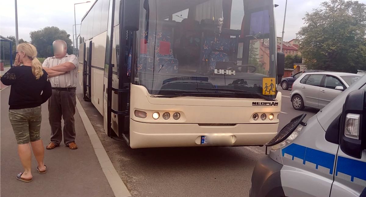 Autobus przytrzasnął drzwiami pasażerkę i pociągnął  - Zdjęcie główne