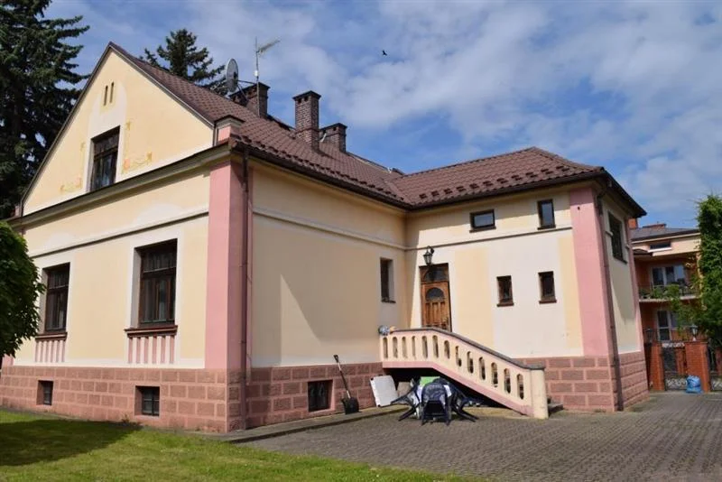 Cena: 764 250,00 zł, zabytkowy budynek mieszkalny wraz z działką o nr 312 o pow. 1417 m2 w Krośnie