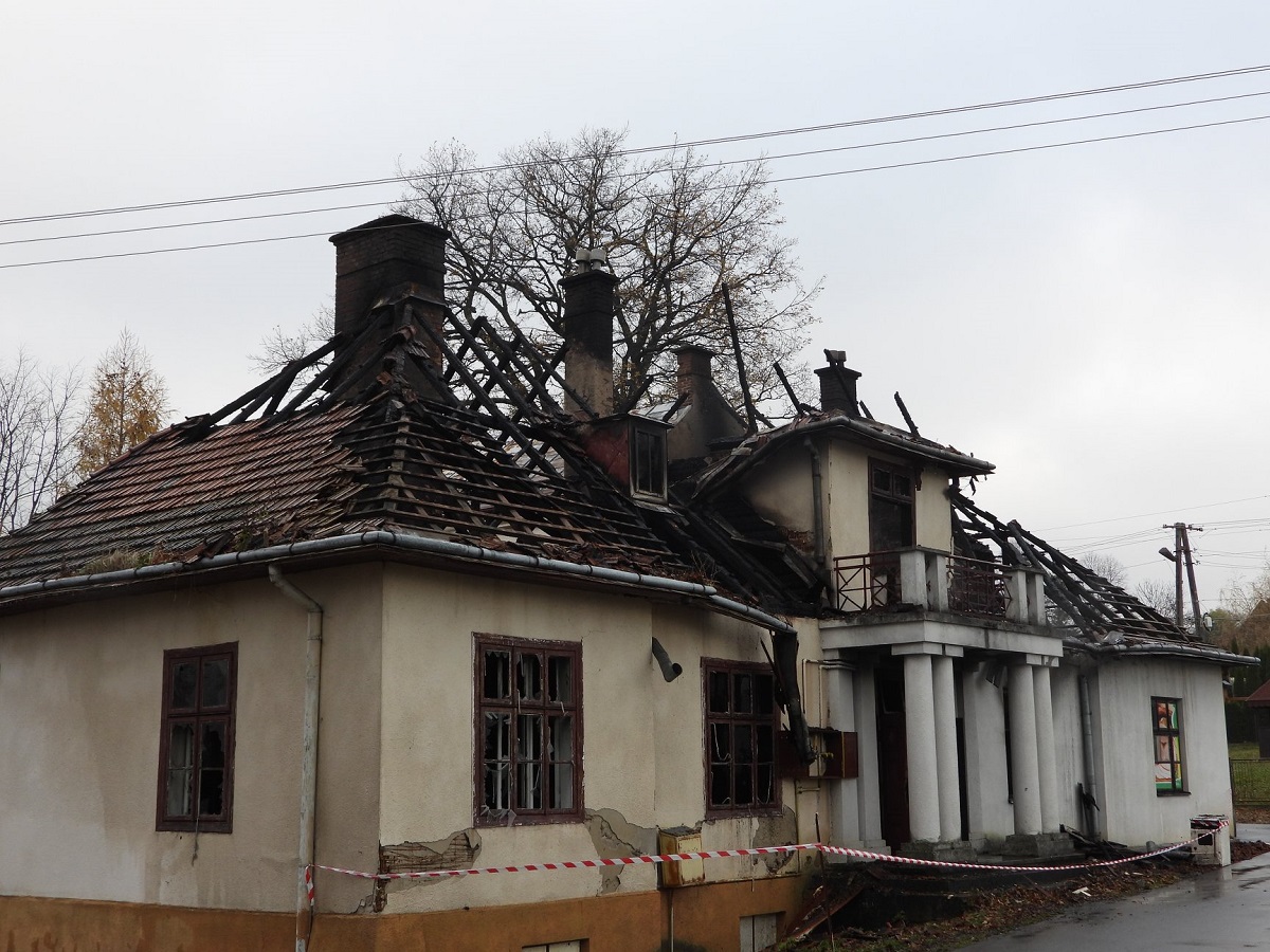 Pożar XIX-wiecznego dworu! Straty mogą być nieodwracalne [FOTO] - Zdjęcie główne