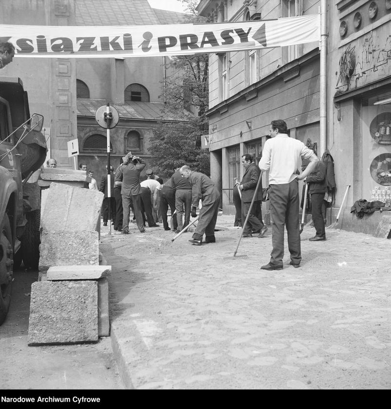 Czyn społeczny - układanie chodników w centrum miasta - 1974 roku.
