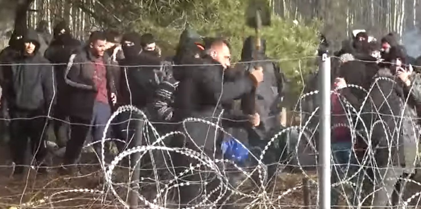 Stan wyjątkowy. Setki imigrantów na granicy z Białorusią. Zobacz nocne nagranie z drona [AKTUALIZACJA, WIDEO] - Zdjęcie główne