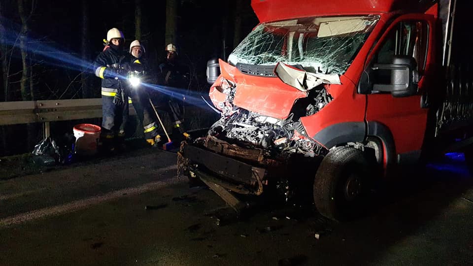 Bus rozbił się o ciężarówkę. Kierowca odmówił transportu do szpitala [ZDJĘCIA] - Zdjęcie główne