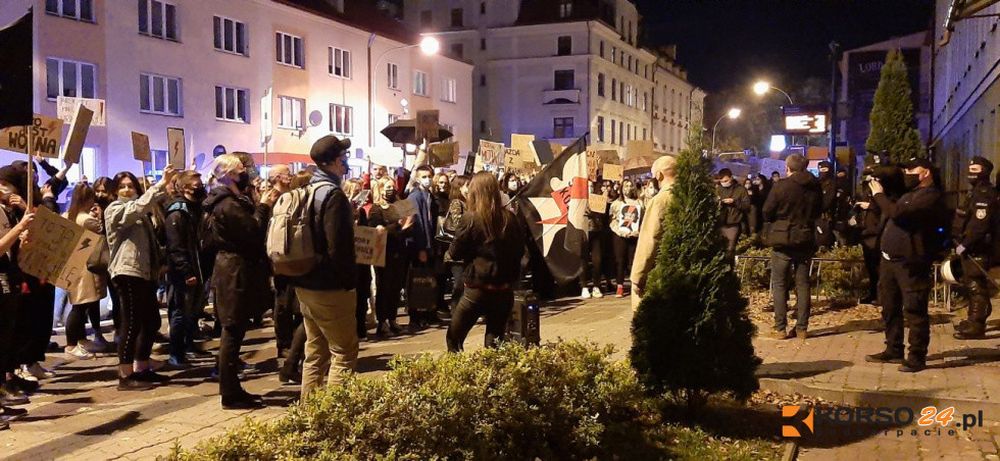 Uczniowie szkół idą z protestem kobiet! Oburzenie liderki Konfederacji - Zdjęcie główne