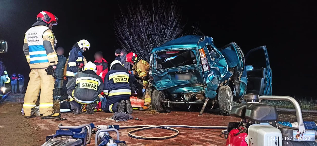 Wypadek w miejscowości Wylewa. Auto zostało niemal zmiażdżone! Trzy osoby ranne, a wśród nich małe dziecko [ZDJĘCIA] - Zdjęcie główne