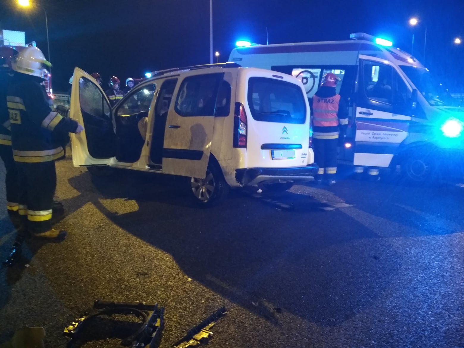 Citroen uderzył w bariery na autostradzie A4 w Sędziszowie Małopolskim. Utrudnienia w kierunku Krakowa [ZDJĘCIA] - Zdjęcie główne