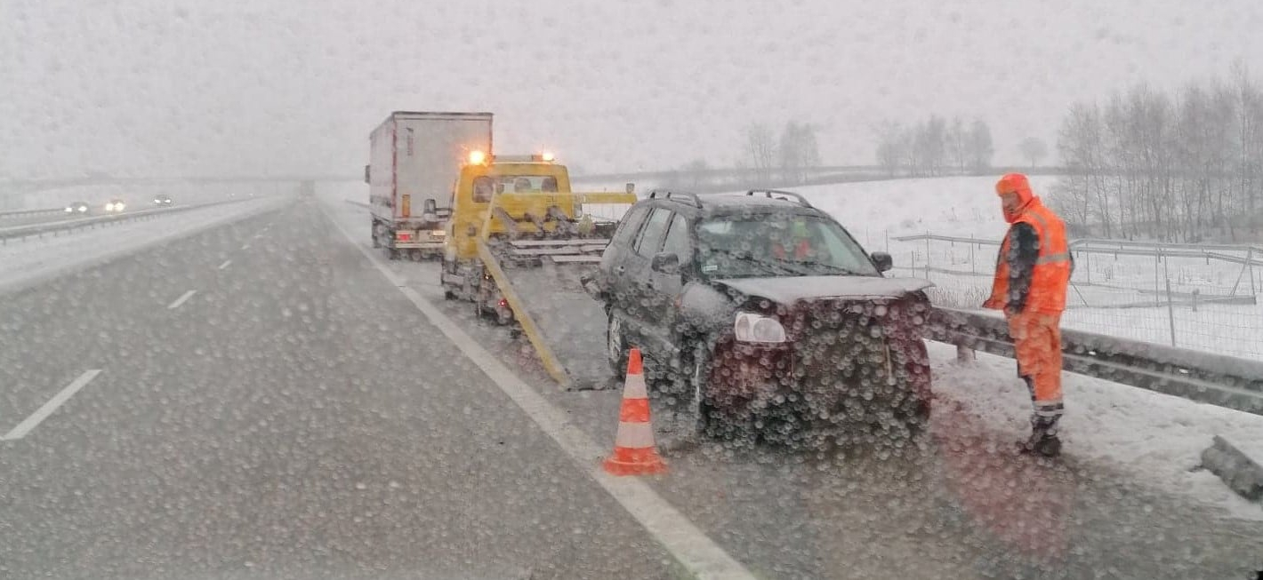 Osobówka uderzyła w pojazd ciężarowy. Kolizja na autostradzie A4  - Zdjęcie główne