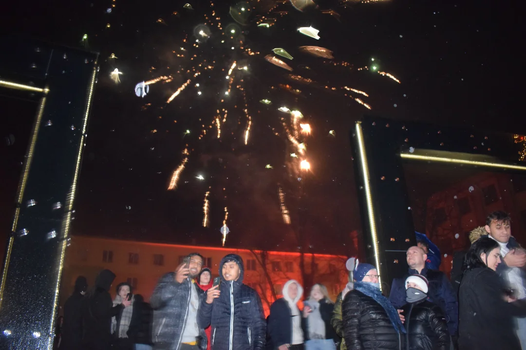 Huczne powitanie 2022 roku w Mielcu. Zobacz fotografie [ZDJĘCIA] - Zdjęcie główne