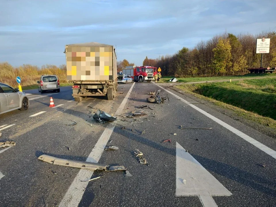 Tragedia na drodze! Wypadek w Brzezówce. Nie żyje 30-latek, którego auto uderzyło w samochód ciężarowy [ZDJĘCIA] - Zdjęcie główne