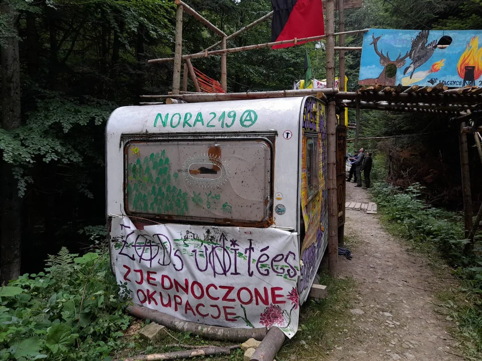 Ekoterroryści z Kolektywu Wilczyce zrobili w lesie burdel. W bieszczadzkim obozie znaleziono broń i narkotyki!