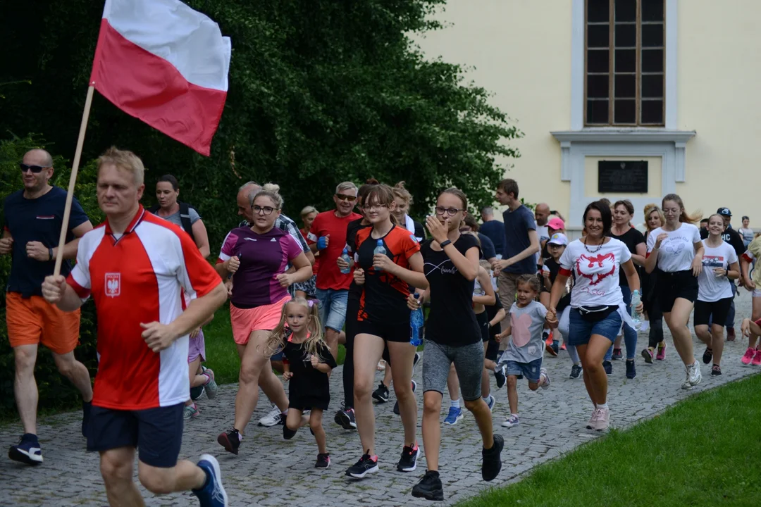 Bieg "Dzieci dla Niepodległej. Warszawo pamiętamy". Tarnobrzeg oddał hołd poległym w Powstaniu Warszawskim. Odszukaj na fotografiach swoich znajomych [ZDJĘCIA] - Zdjęcie główne