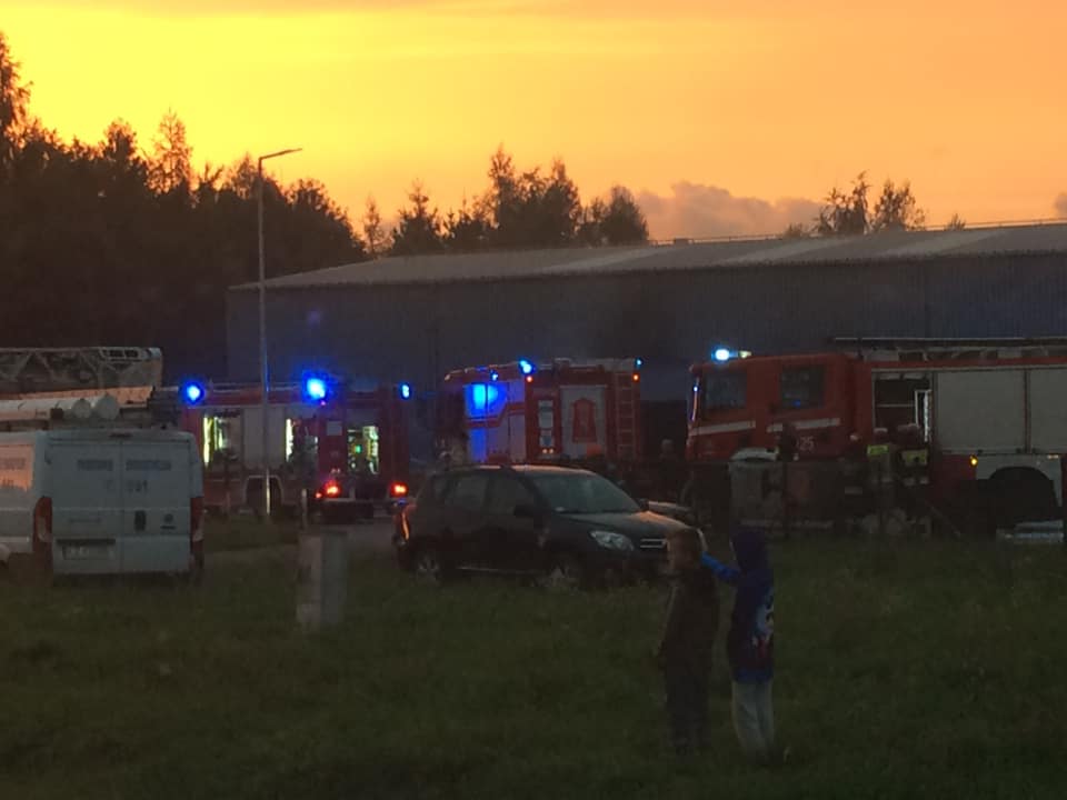 Pożar hali w fabryce w Hurku niedaleko Przemyśla [FOTO] - Zdjęcie główne