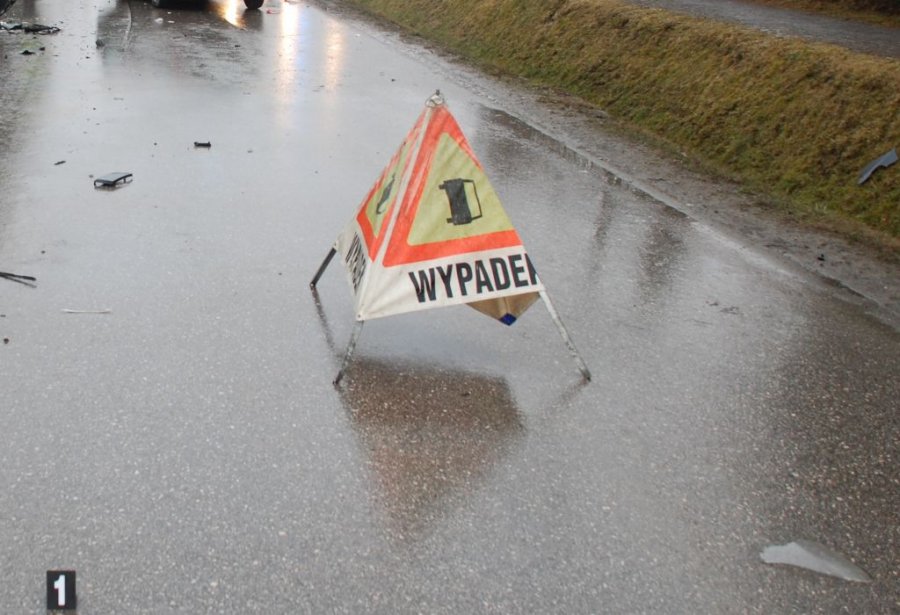 Kobieta zginęła w zderzeniu czołowym. Cztery osoby w szpitalu - Zdjęcie główne