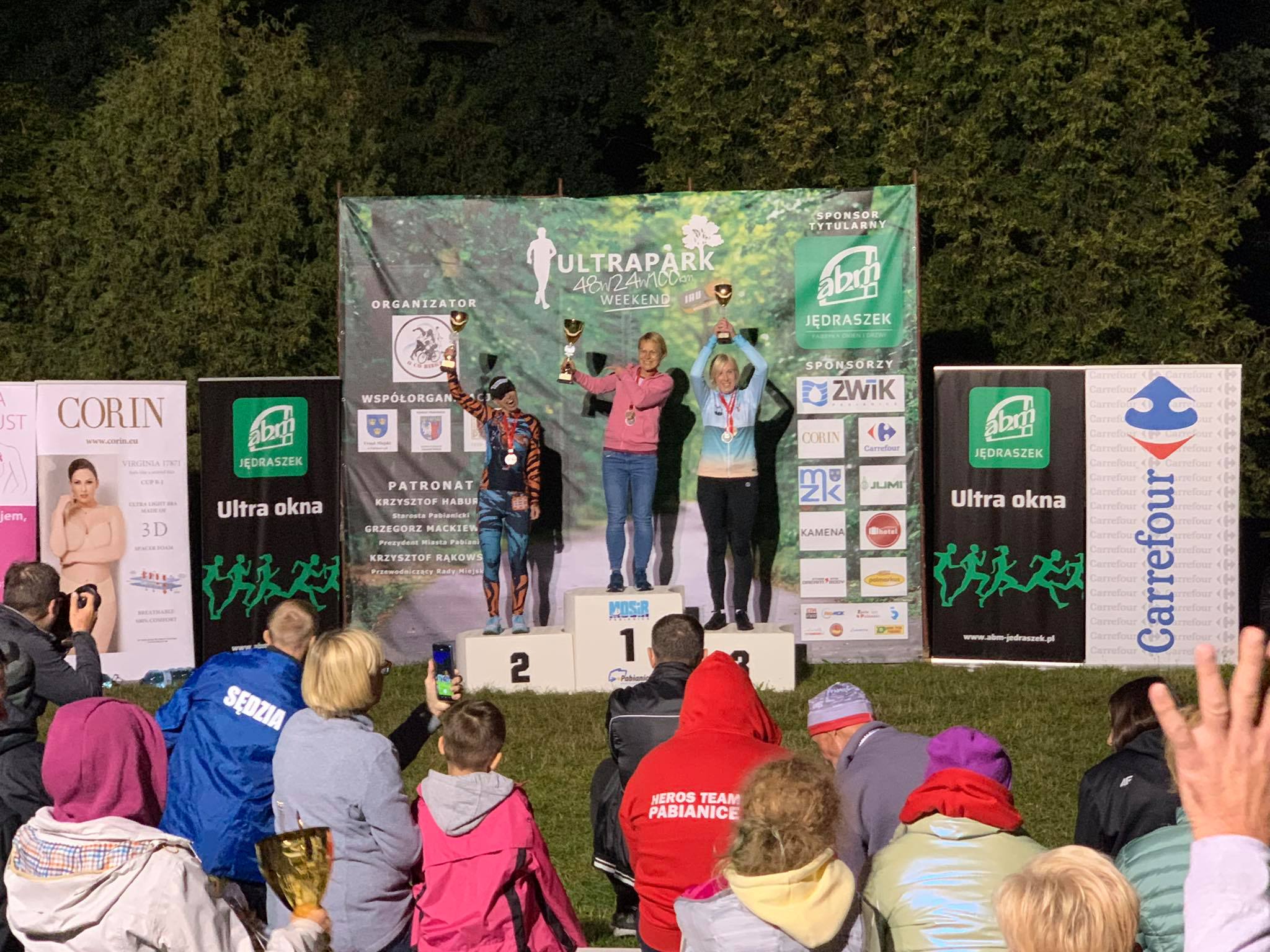 Na podium.