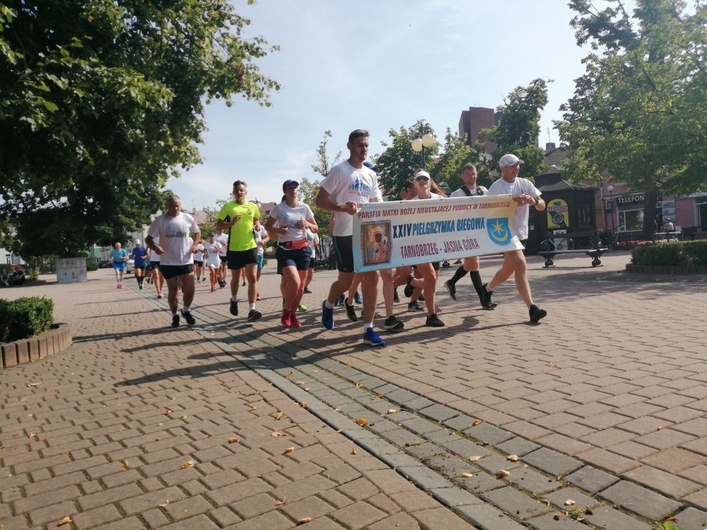 Pielgrzymi biegowi ruszyli na Jasną Górę [FOTO] - Zdjęcie główne