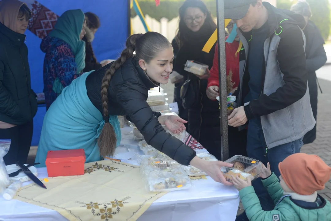 Niedziela Palmowa z ukraińskimi ciastami i potrawami. Były pierogi, serniki i wiele innych pyszności. Tarnobrzeżanie pomagają uchodźczyniom z Ukrainy [ZDJĘCIA] - Zdjęcie główne