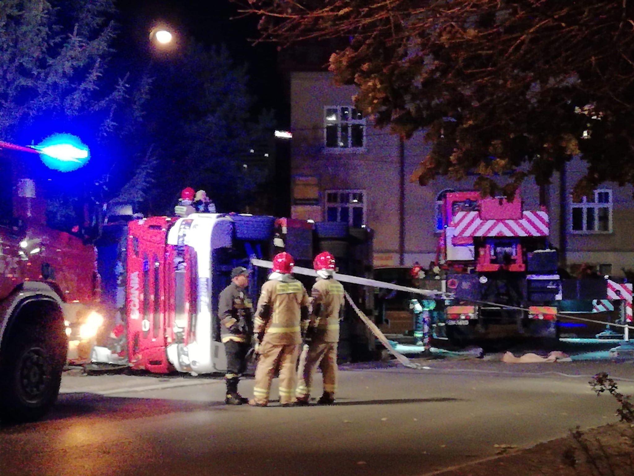 Wóz strażacki nie wyrobił na zakręcie [FOTO+VIDEO] - Zdjęcie główne