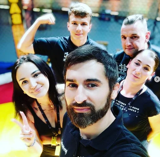 Sędzia MMA, wokalista i... operator 112. Szymon Deręgowski z Rzeszowa opowiada o pracy na słuchawce numeru alarmowego [ZDJĘCIA] - Zdjęcie główne