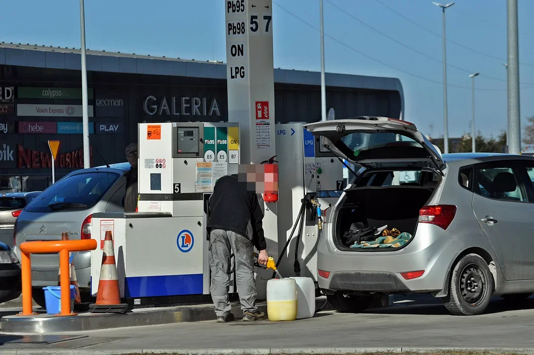 Tanieją paliwa. Jakie ceny obowiązują w poniedziałek (21 marca) w Rzeszowie? [ZDJĘCIA] - Zdjęcie główne