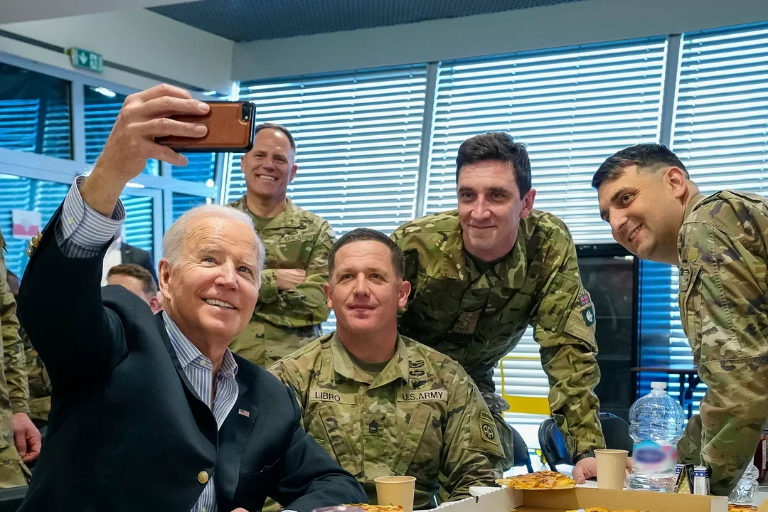 Joe Biden spotkał się z amerykańskimi żołnierzami 82. Dywizji Powietrznodesantowej. Został poczęstowany pizzą  - Zdjęcie główne
