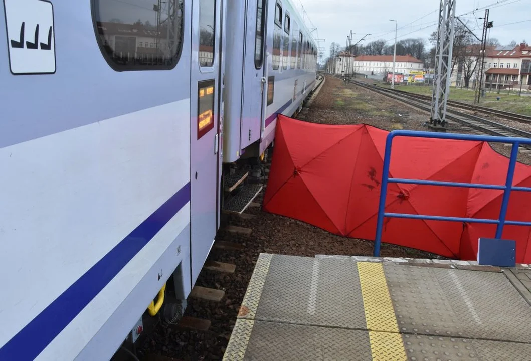 Jarosław: Tragedia na torach! Pod kołami pociągu zginął 70-latek! - Zdjęcie główne