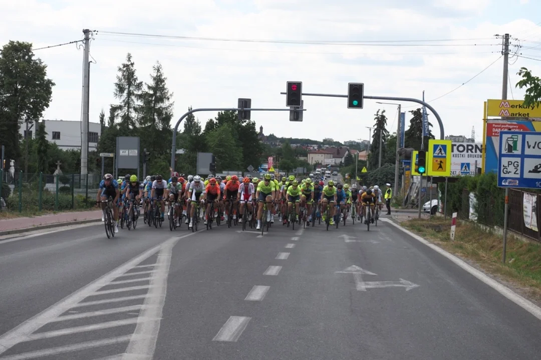 Przed nami 33. Międzynarodowy Wyścig Solidarności i Olimpijczyków. Czwarty etap to ściganie z Mielca do Tarnobrzega. Sprawdź jak będzie jechał kolorowy peleton [MAPY] - Zdjęcie główne