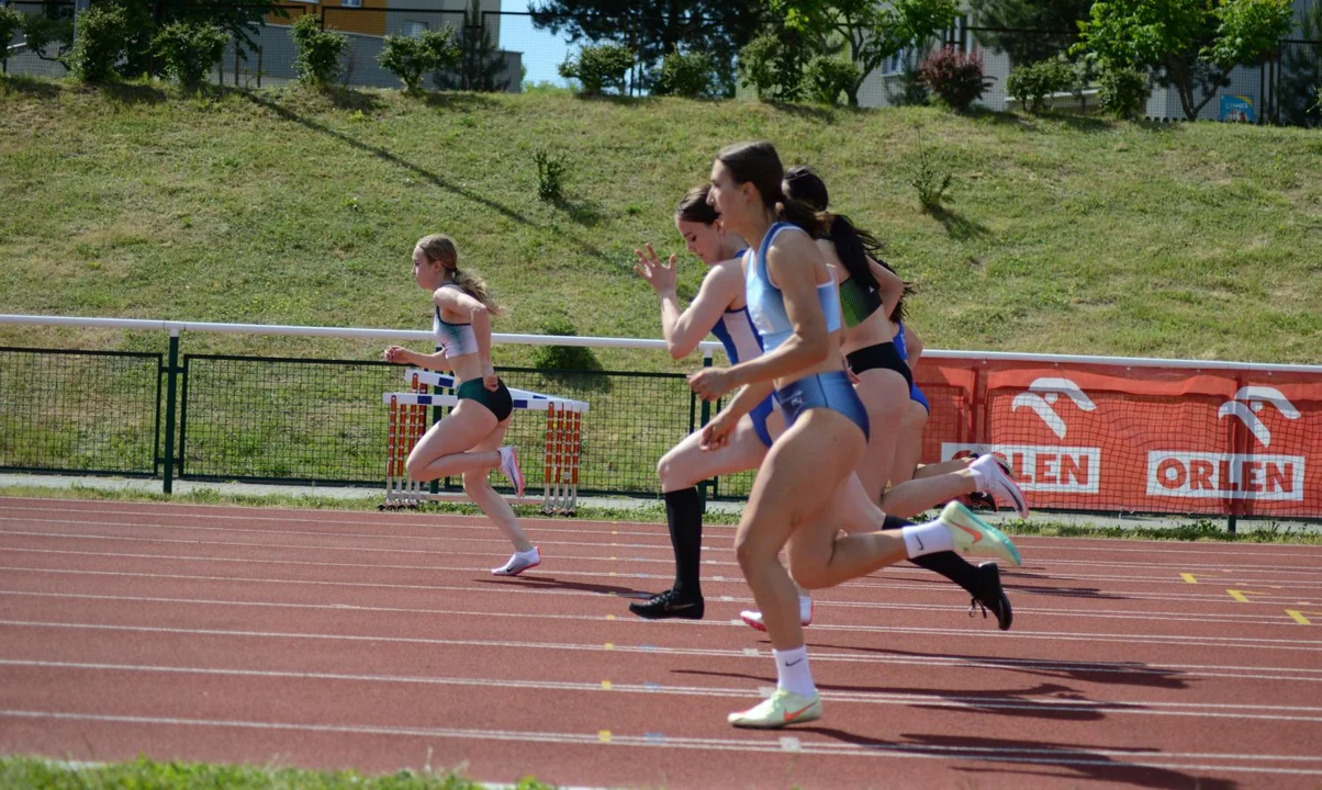 Lekkoatletyczne Mistrzostwa Województwa Podkarpackiego U20 w Stalowej Woli. Wiatr nie zatrzymał rozpędzonej Magdaleny Niemczyk. Sprinterka UKS Tiki-Taka Kolbuszowa z nowymi życiówkami [ZDJĘCIA] - Zdjęcie główne